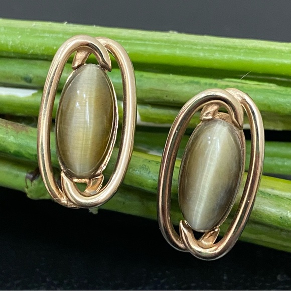Vintage SWANK Olive Green Cats Eye Oval Gold-tone Cuff Links - Picture 1 of 12